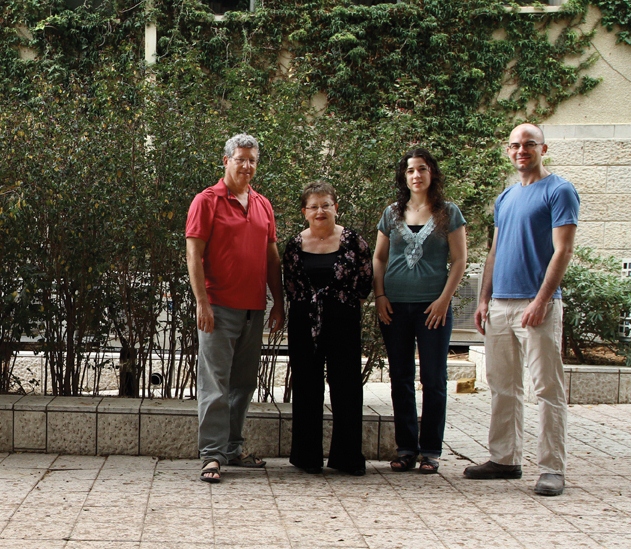 מימין: אדם ספירו, נועה צ'פאל-אילני, ד"ר רבקה אדר ופרופ' אהוד שפירא. עץ משפחה
